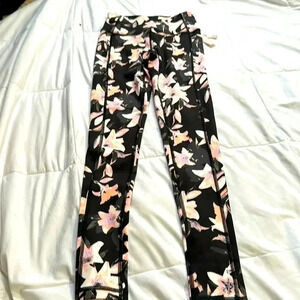 Victoria's Secret Incredible Essential Pocket Leggings Black/Pink Lily 2 NWT